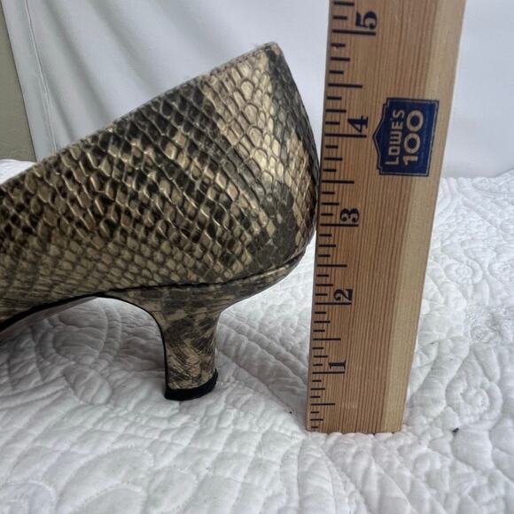J Renee Women's Size 8 Gray/Cream Marion Faux Snakeskin Kitten Heel Pumps - Picture 3 of 10